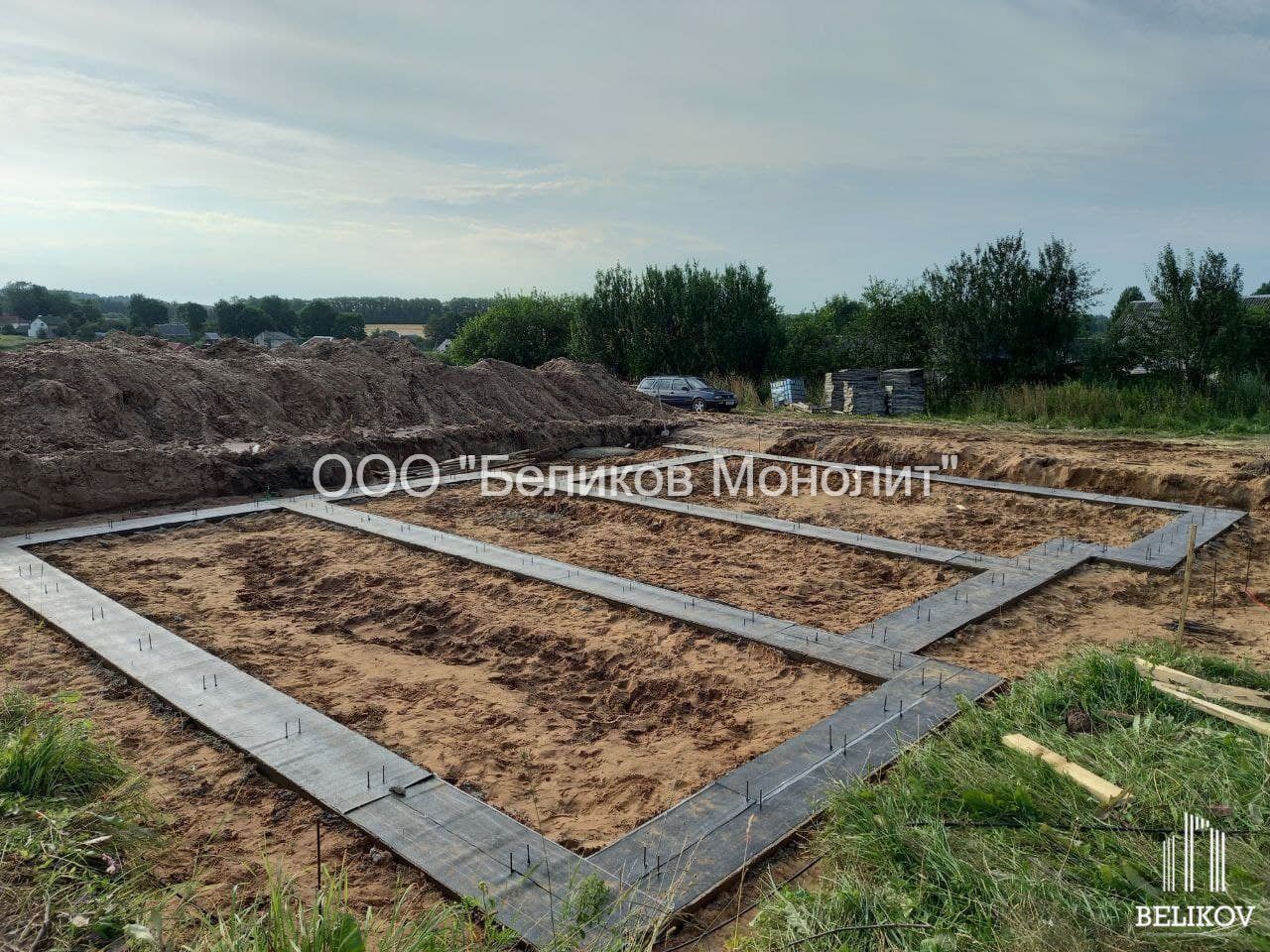 Заливка ленточного фундамента с подошвой под дом